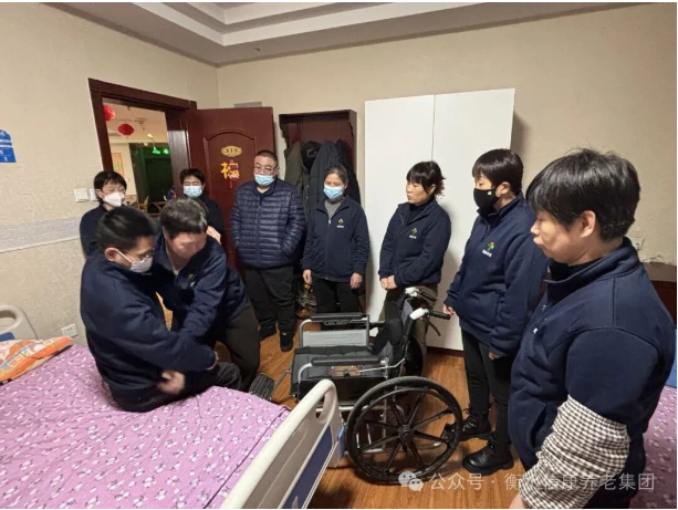 信康嘉园护理 ：轮椅安全转移