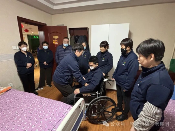 信康嘉园护理 ：轮椅安全转移