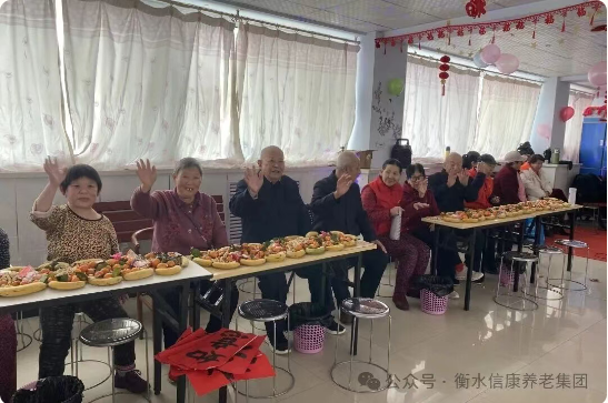 小年欢歌聚信康，喜乐迎春暖满堂