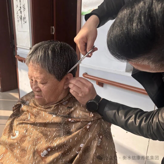 二月二龙抬头 | 院长亲手为长者理发：“您陪我长大，我陪您们变老”